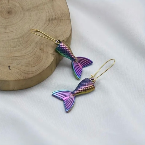 NWT Colorful Mermaid Tail Design Dangle Earrings - Picture 2 of 7